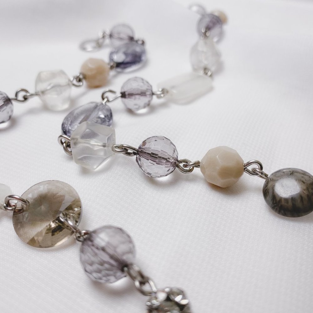 33" Ann Taylor Loft Grey White Neutral Beaded Acrylic Glass Silver Link Necklace - Picture 7 of 12